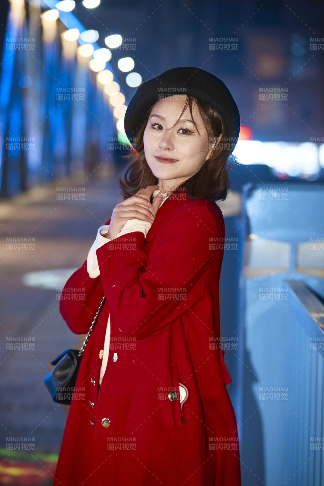 夜晚在繁華燈火的街頭拍照的亞洲少女