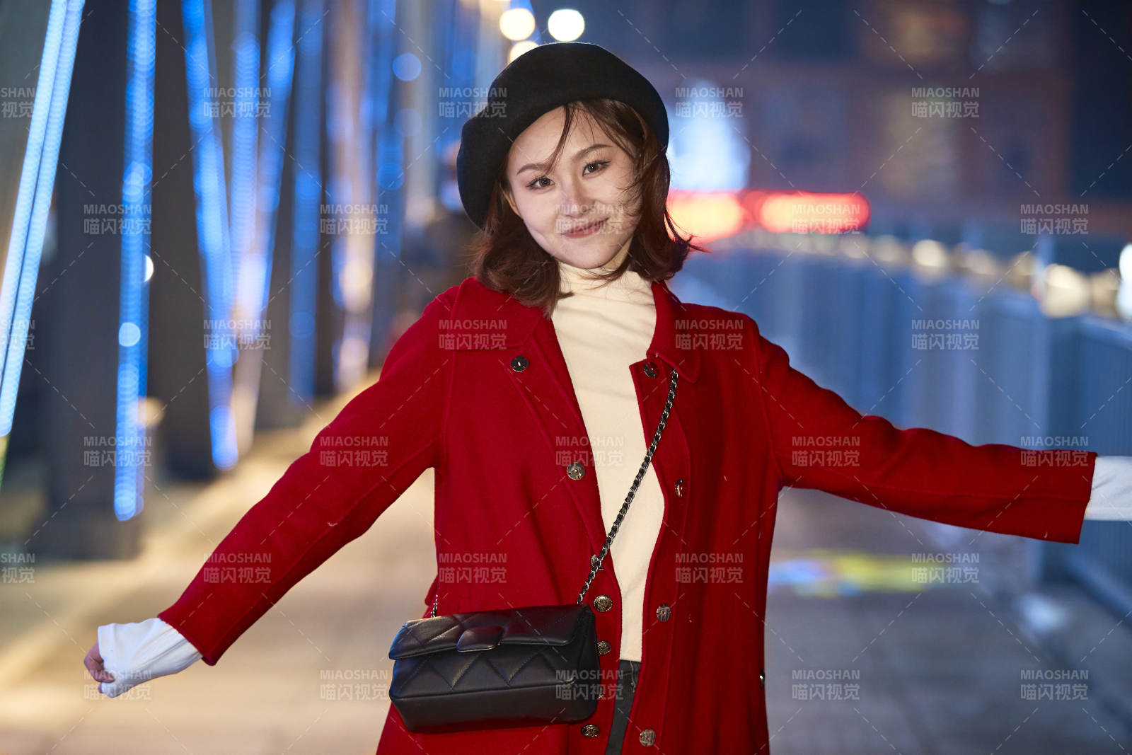 夜晚在繁華燈火的街頭拍照的亞洲少女