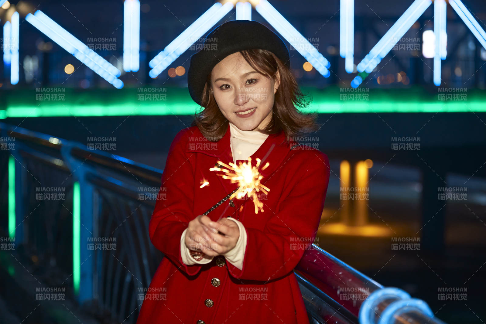 夜晚燃放仙女棒的可愛亞洲少女