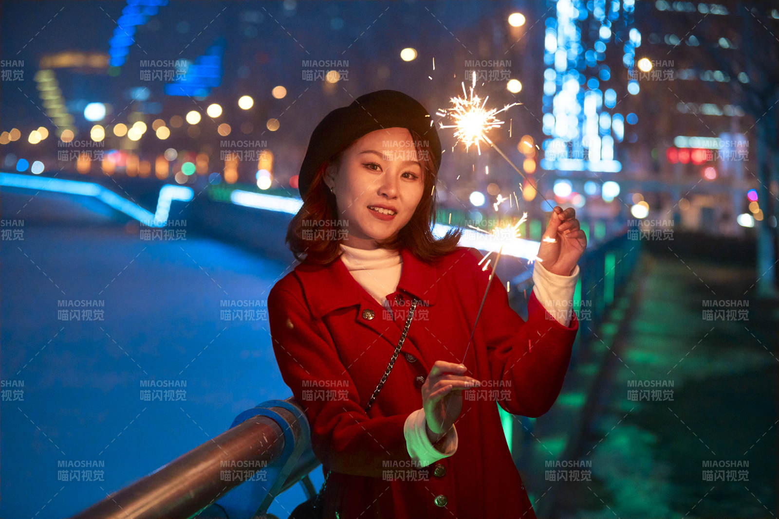 夜晚燃放仙女棒的可愛亞洲少女