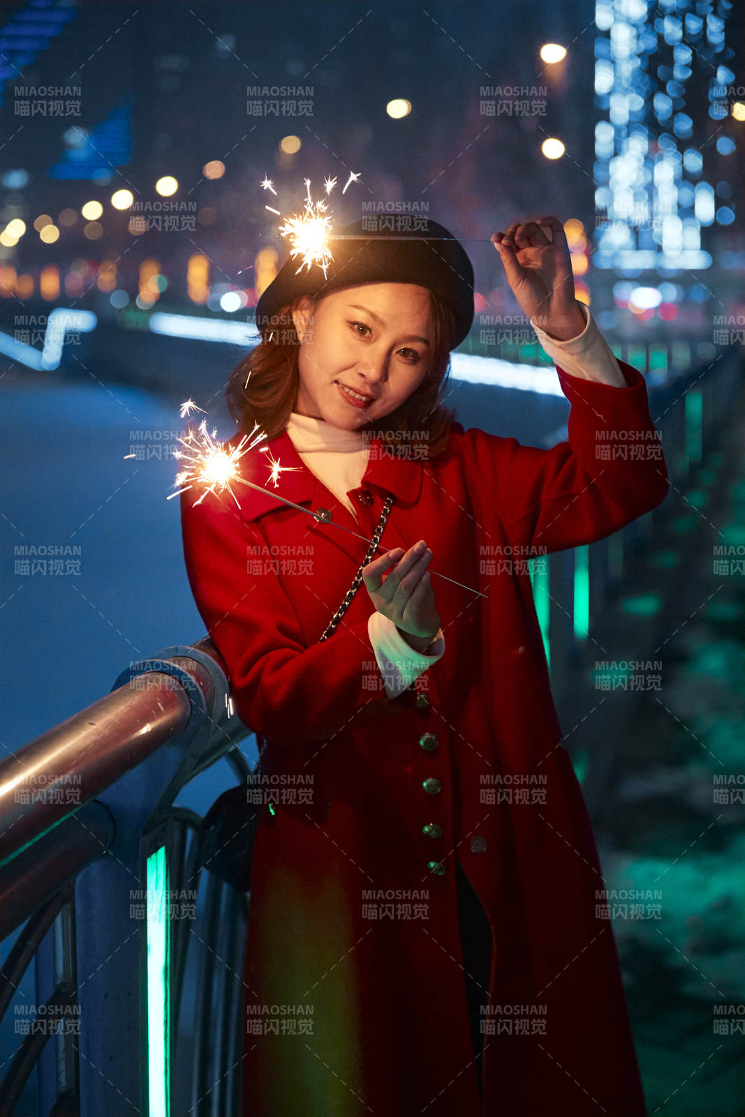 夜晚燃放仙女棒的可愛亞洲少女