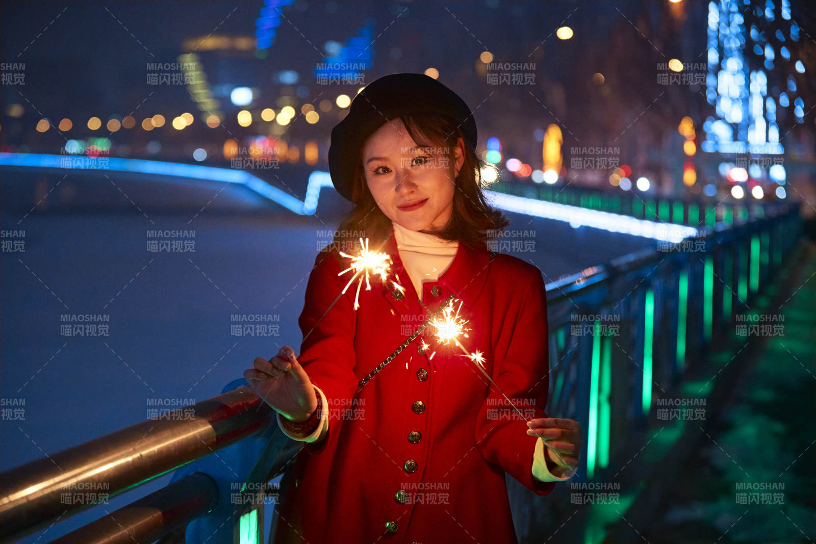 夜晚燃放仙女棒的可愛亞洲少女