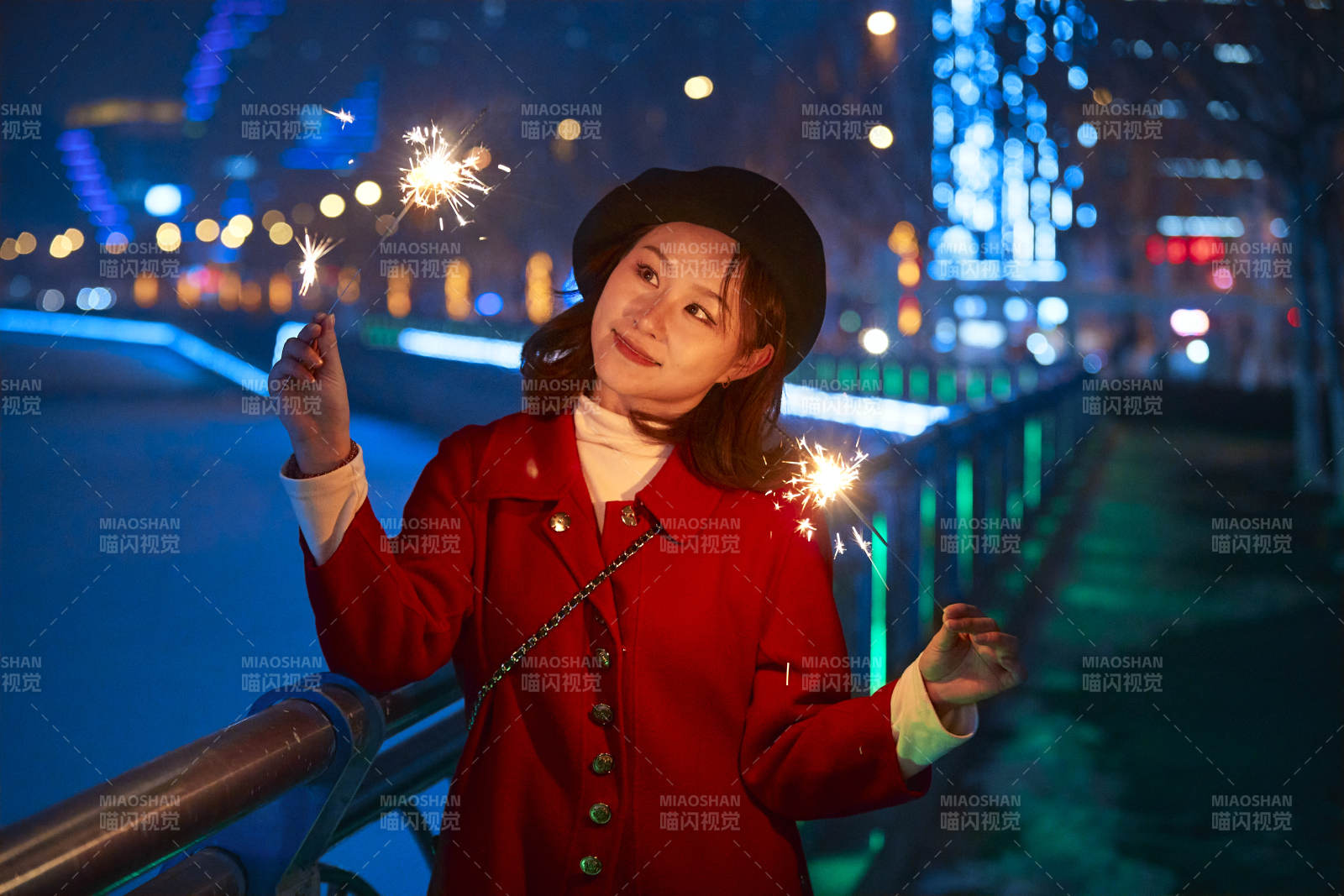 夜晚燃放仙女棒的可愛亞洲少女