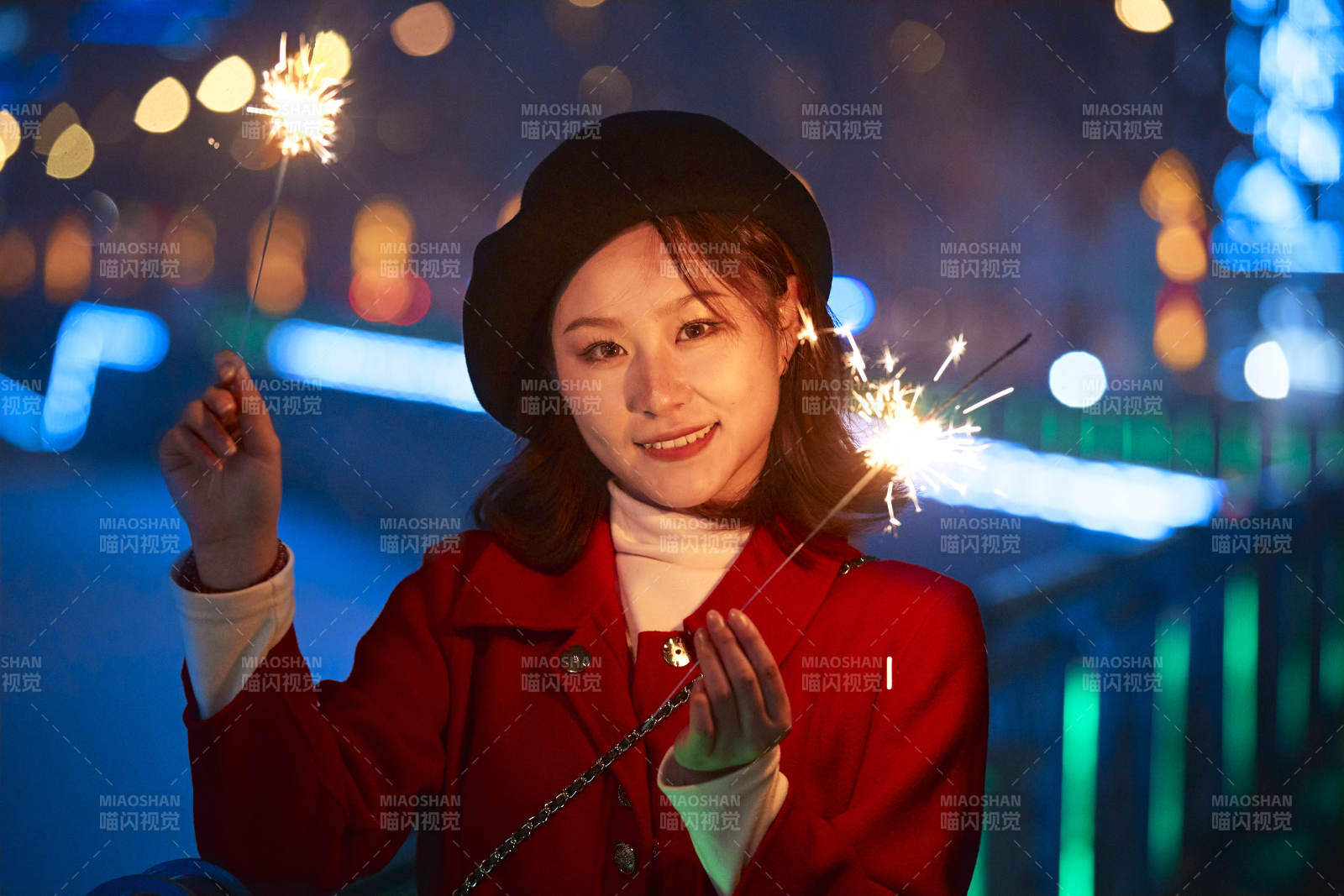 夜晚燃放仙女棒的可愛亞洲少女