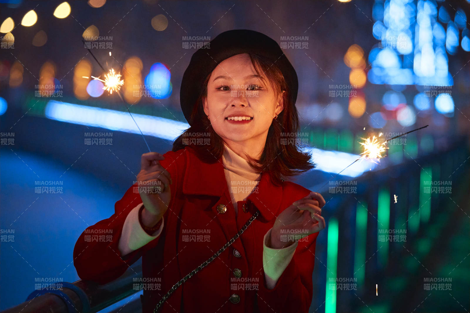 夜晚燃放仙女棒的可愛亞洲少女