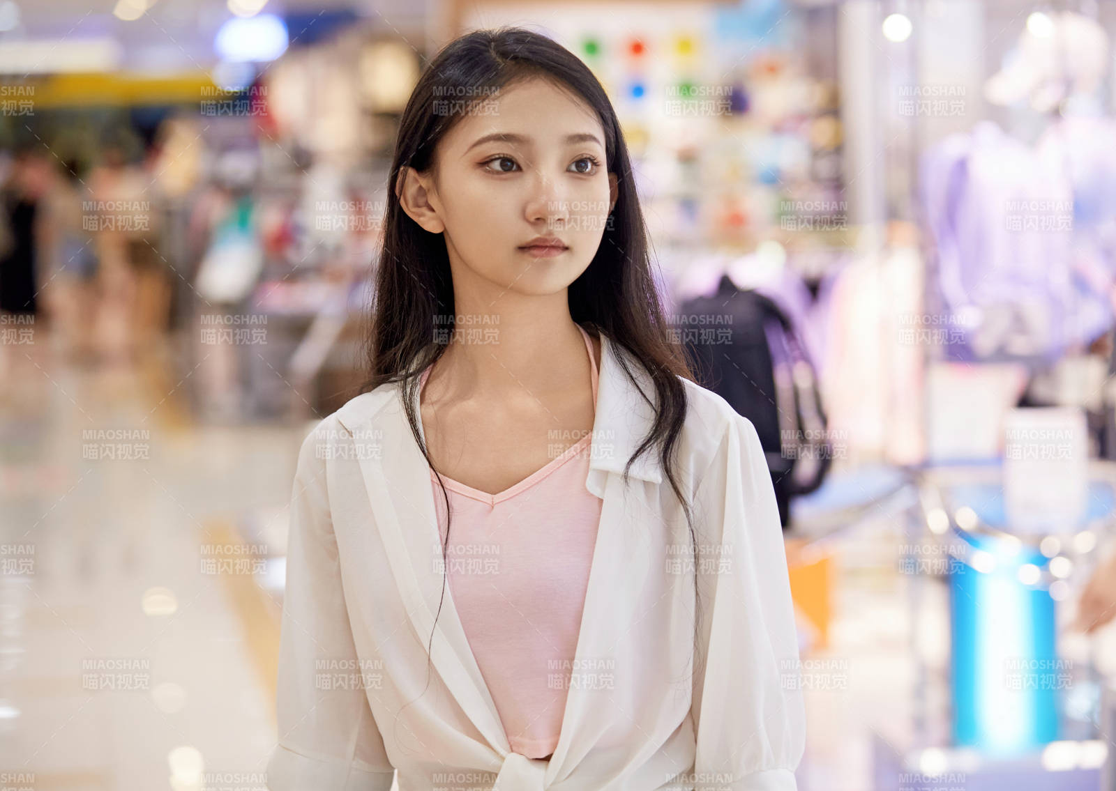 假日悠闲逛商场服装区的中国少女