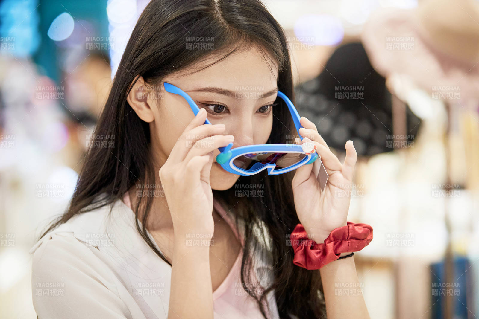 假日悠閑逛商場服裝區(qū)的中國少女