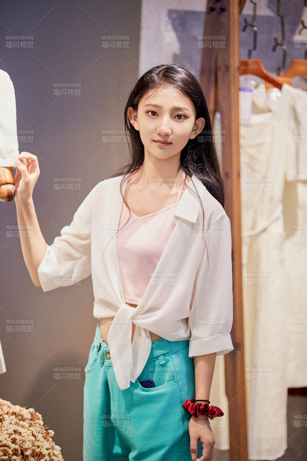 假日悠閑逛商場服裝區的中國少女