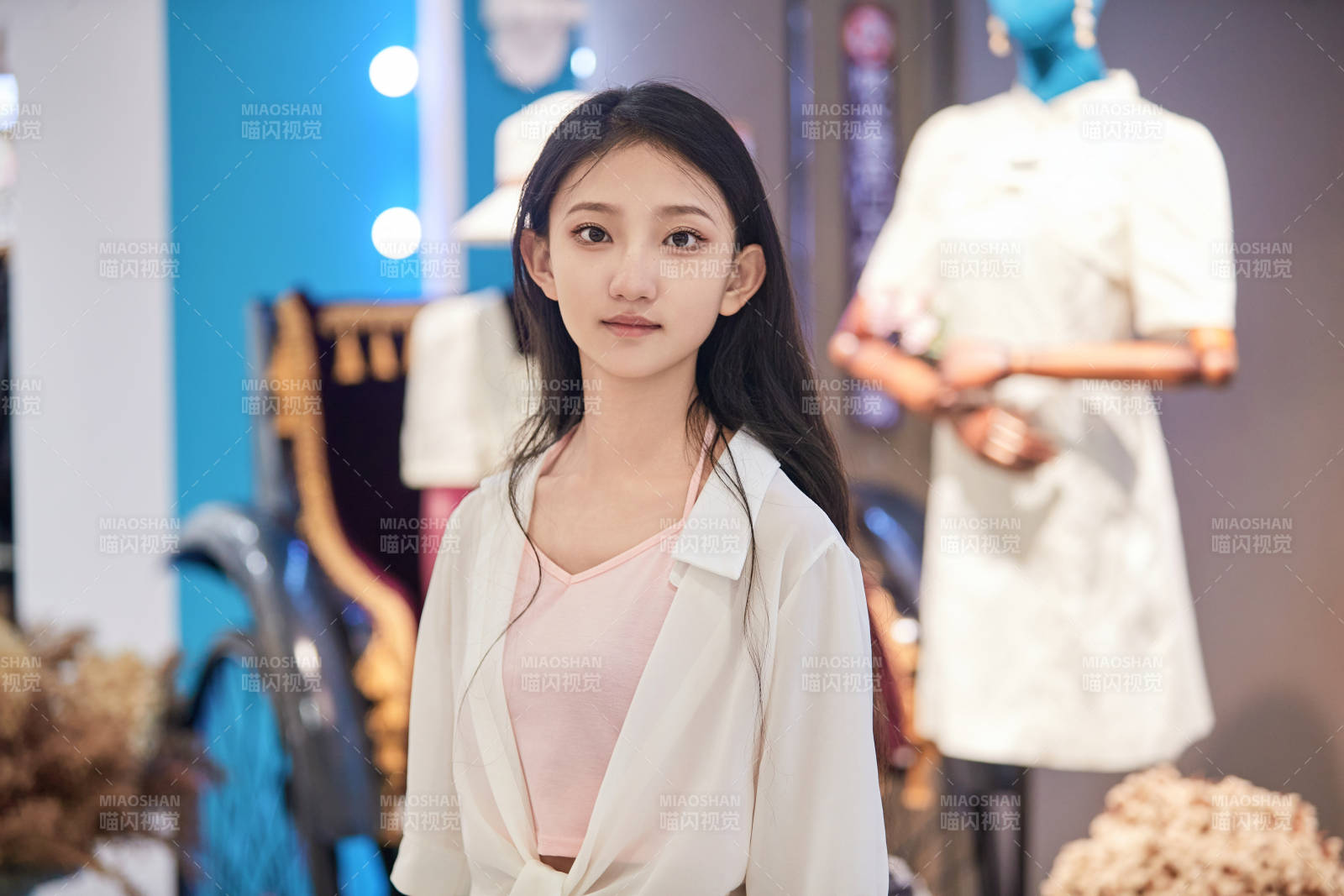 假日悠閑逛商場服裝區的中國少女