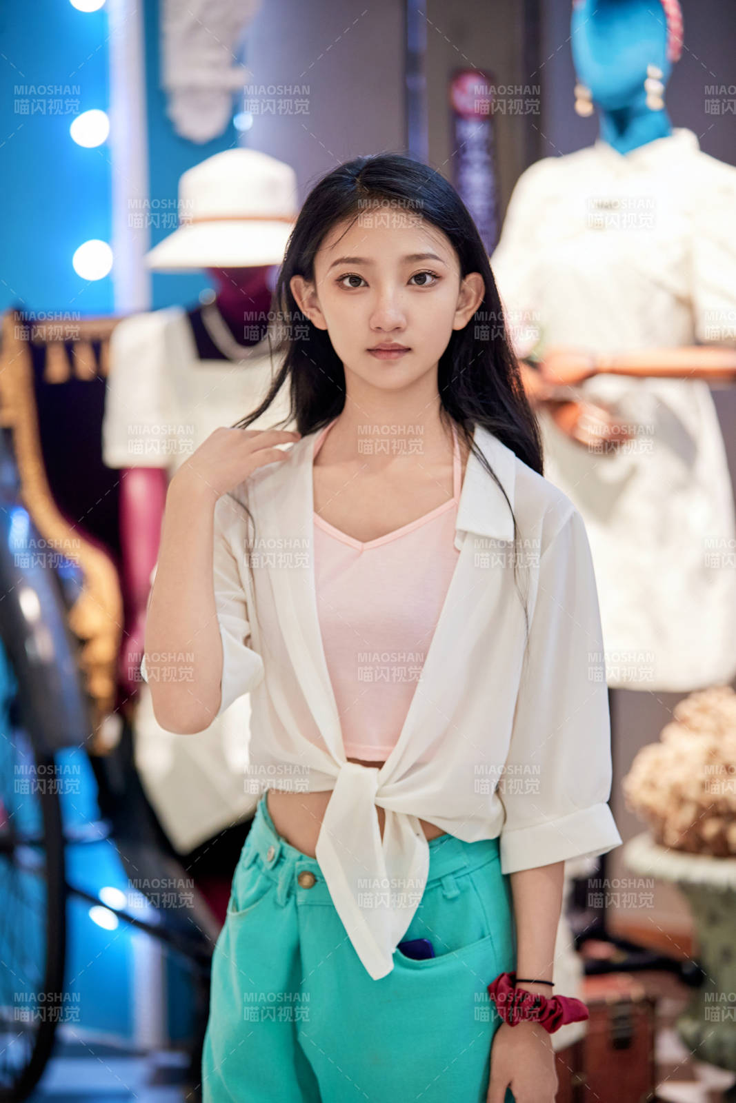 假日悠閑逛商場服裝區的中國少女