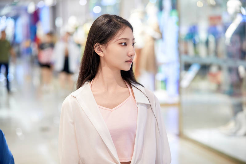 假日悠闲逛商场服装区的中国少女