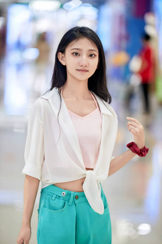 假日悠闲逛商场服装区的中国少女