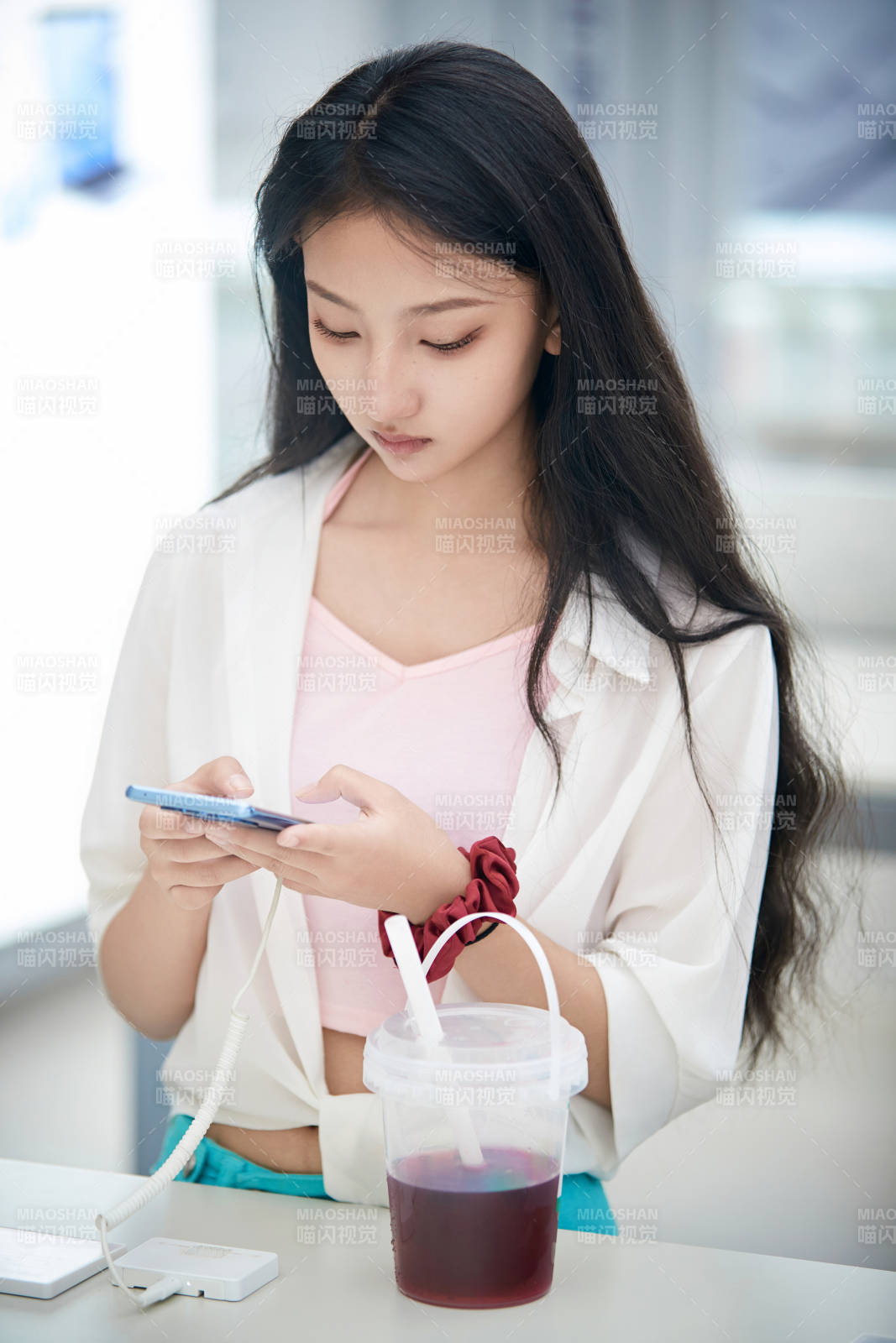 挑选够买手机的中国少女