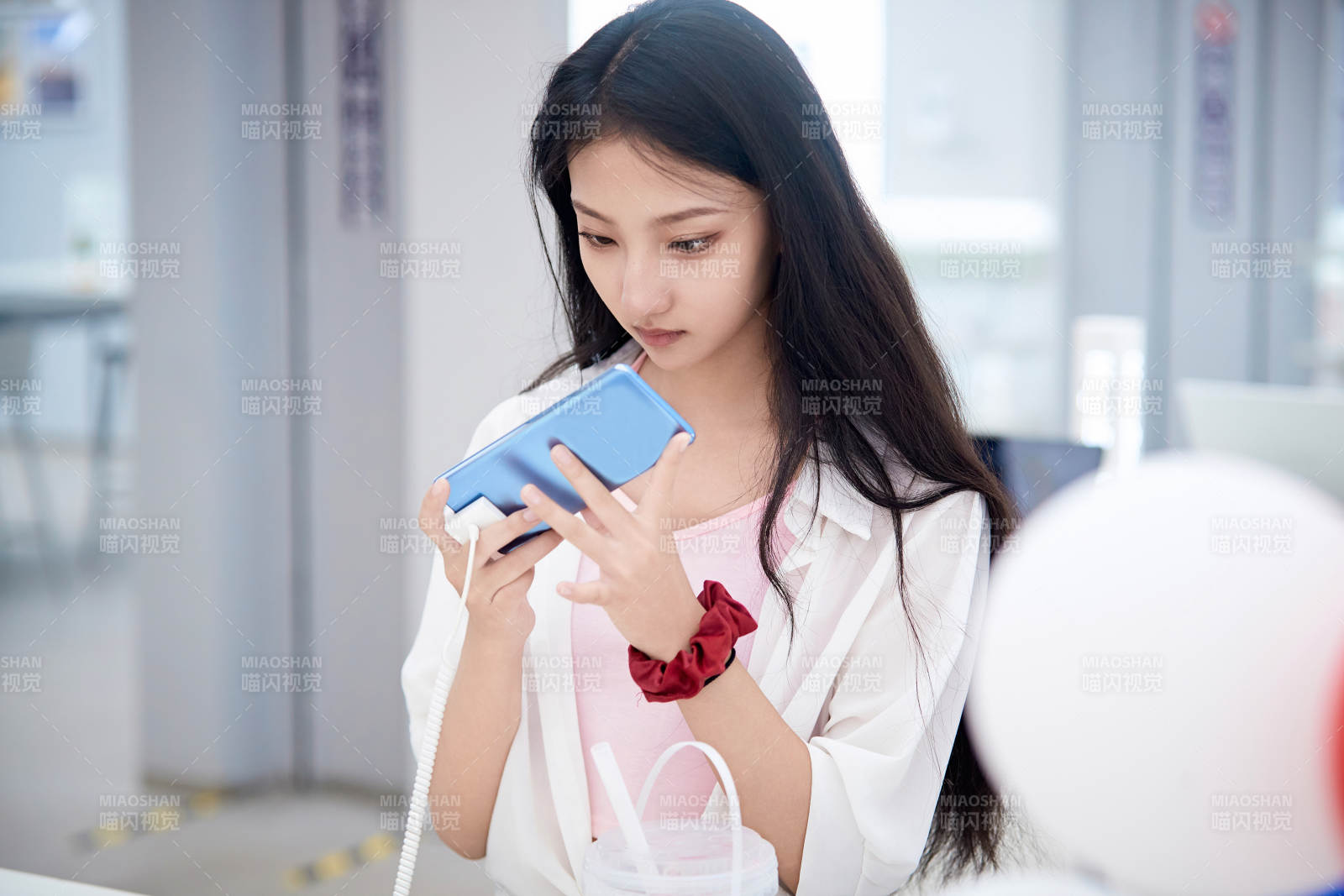 挑選夠買手機的中國少女