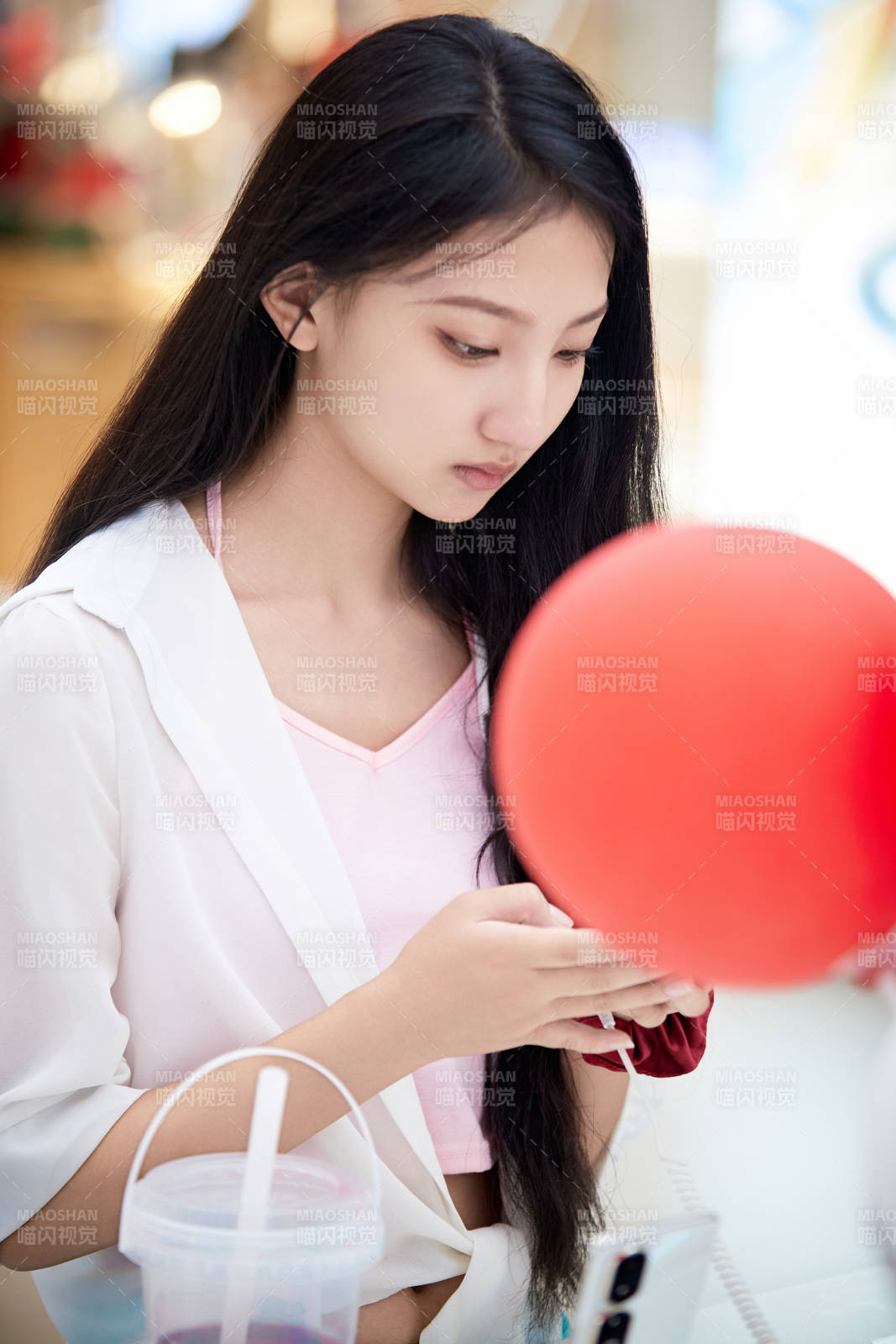 挑選夠買手機的中國少女