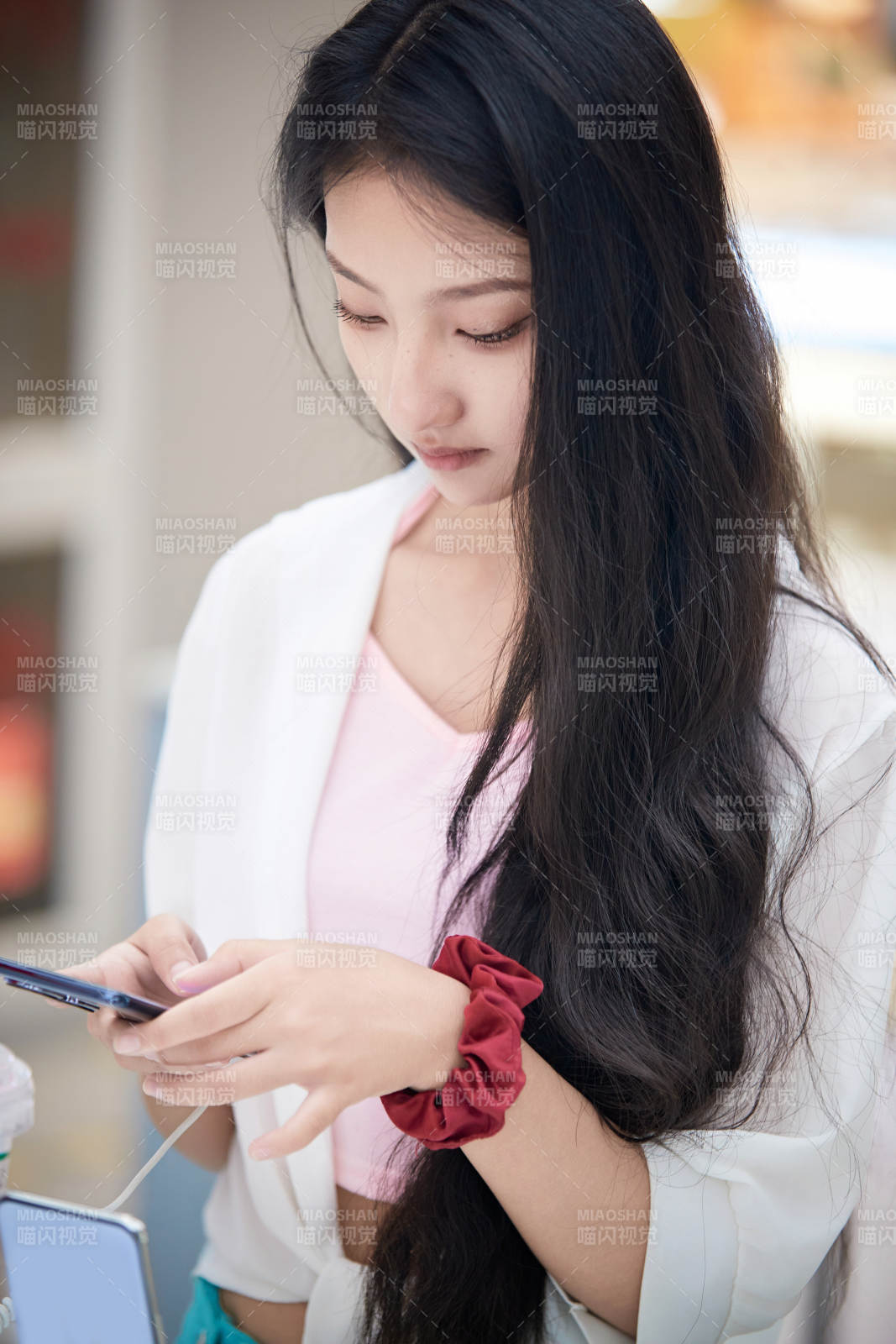 挑选够买手机的中国少女