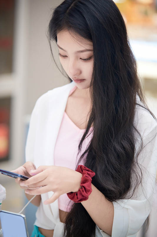 挑选够买手机的中国少女