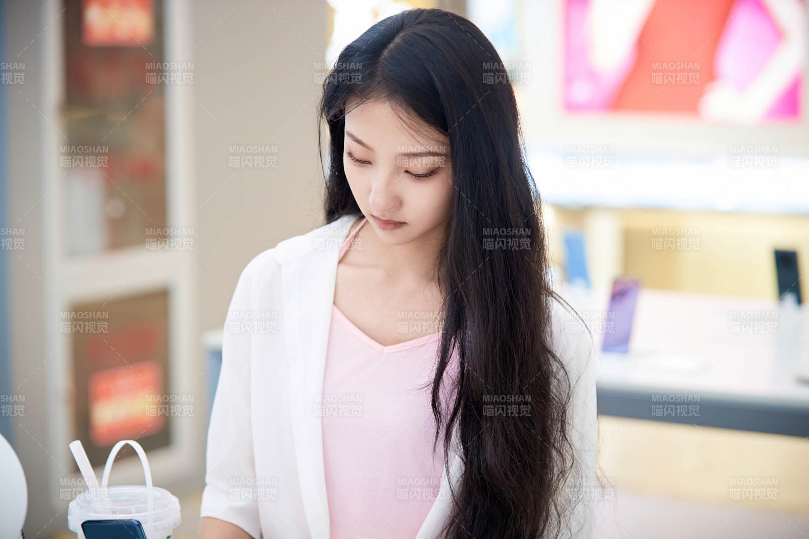 挑選夠買手機(jī)的中國(guó)少女