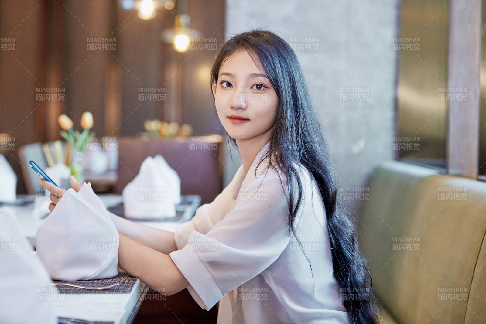 在星級酒店自助餐廳用餐的可愛中國少女