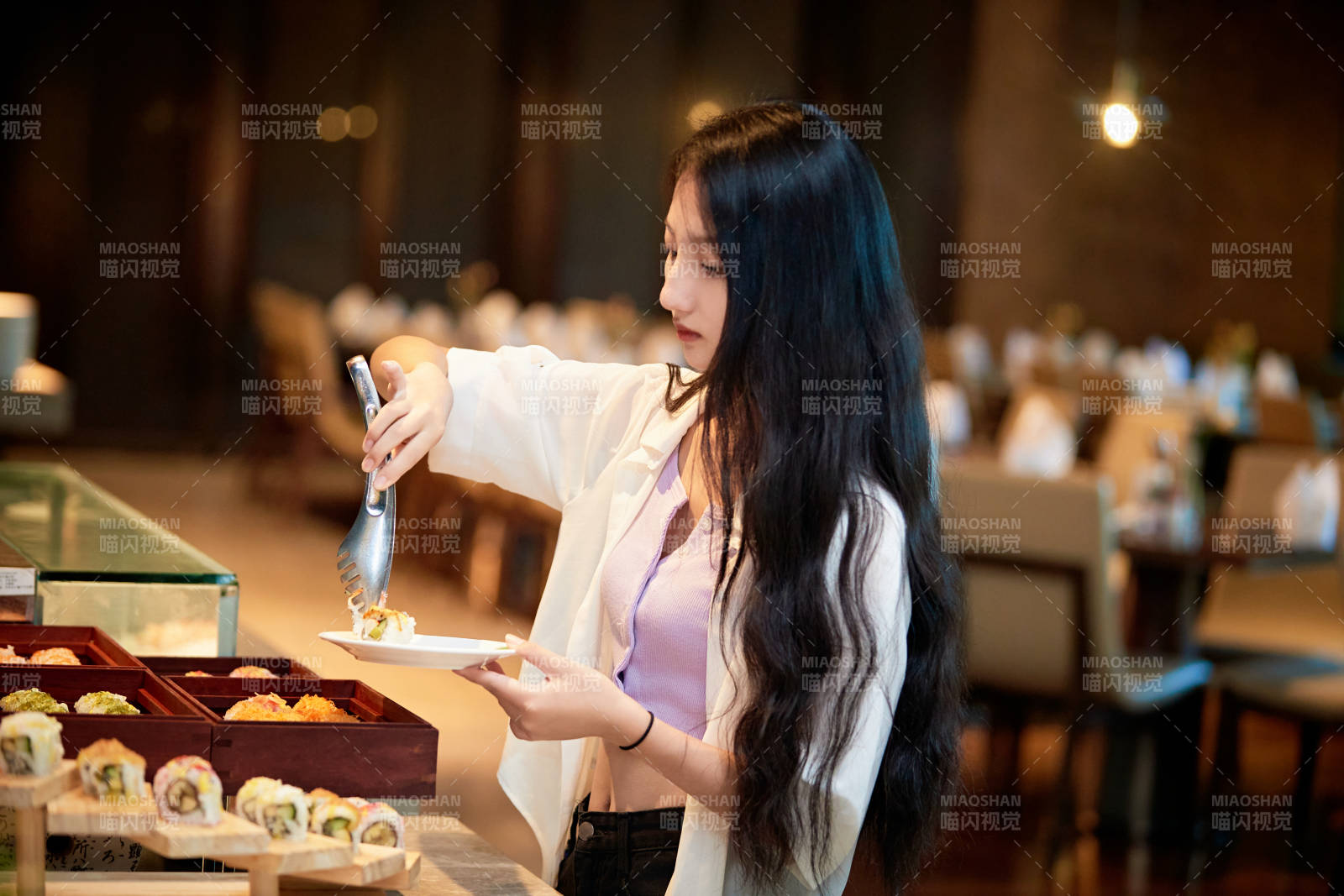 在星級酒店自助餐廳用餐的可愛中國少女