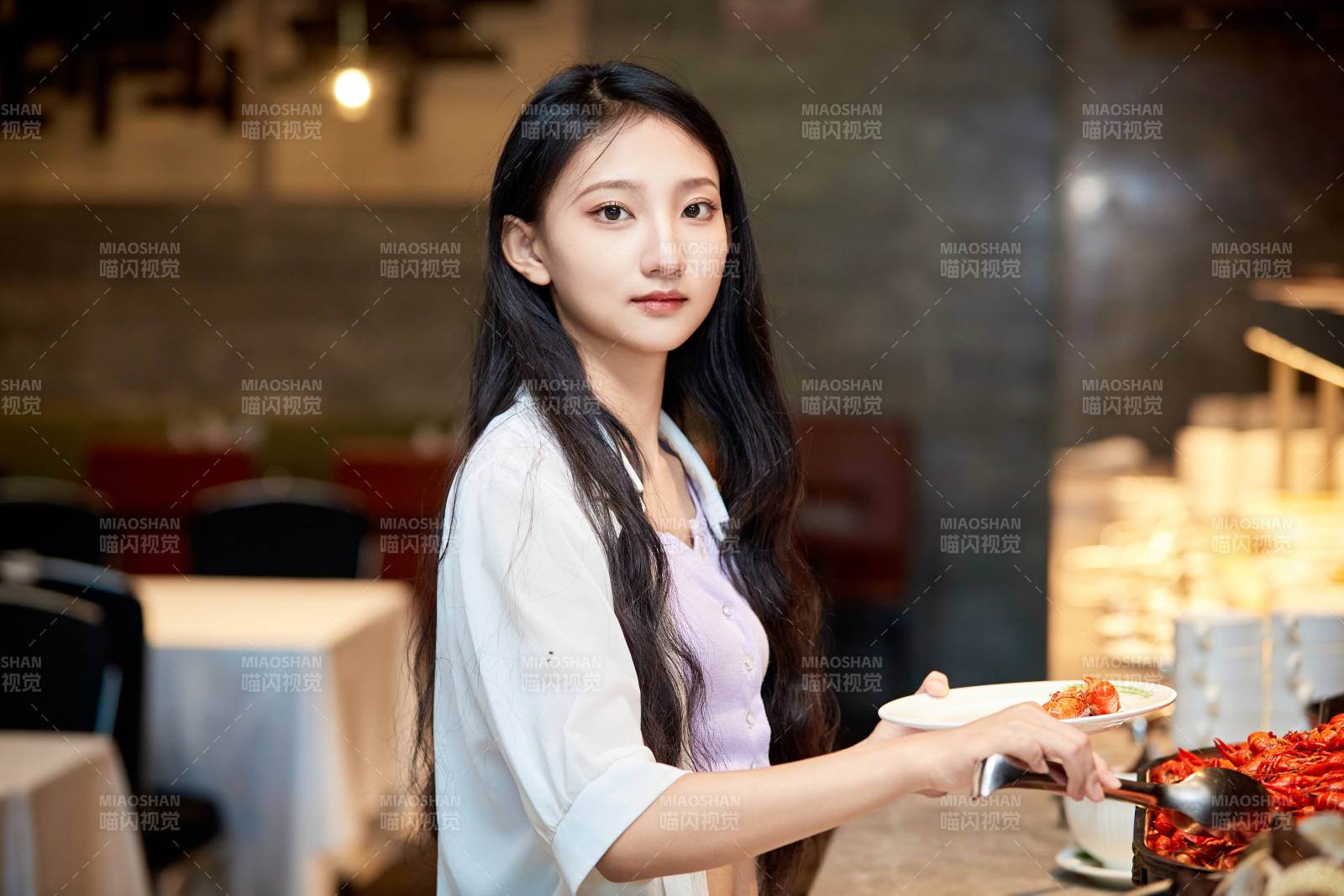 在星级酒店自助餐厅用餐的可爱中国少女