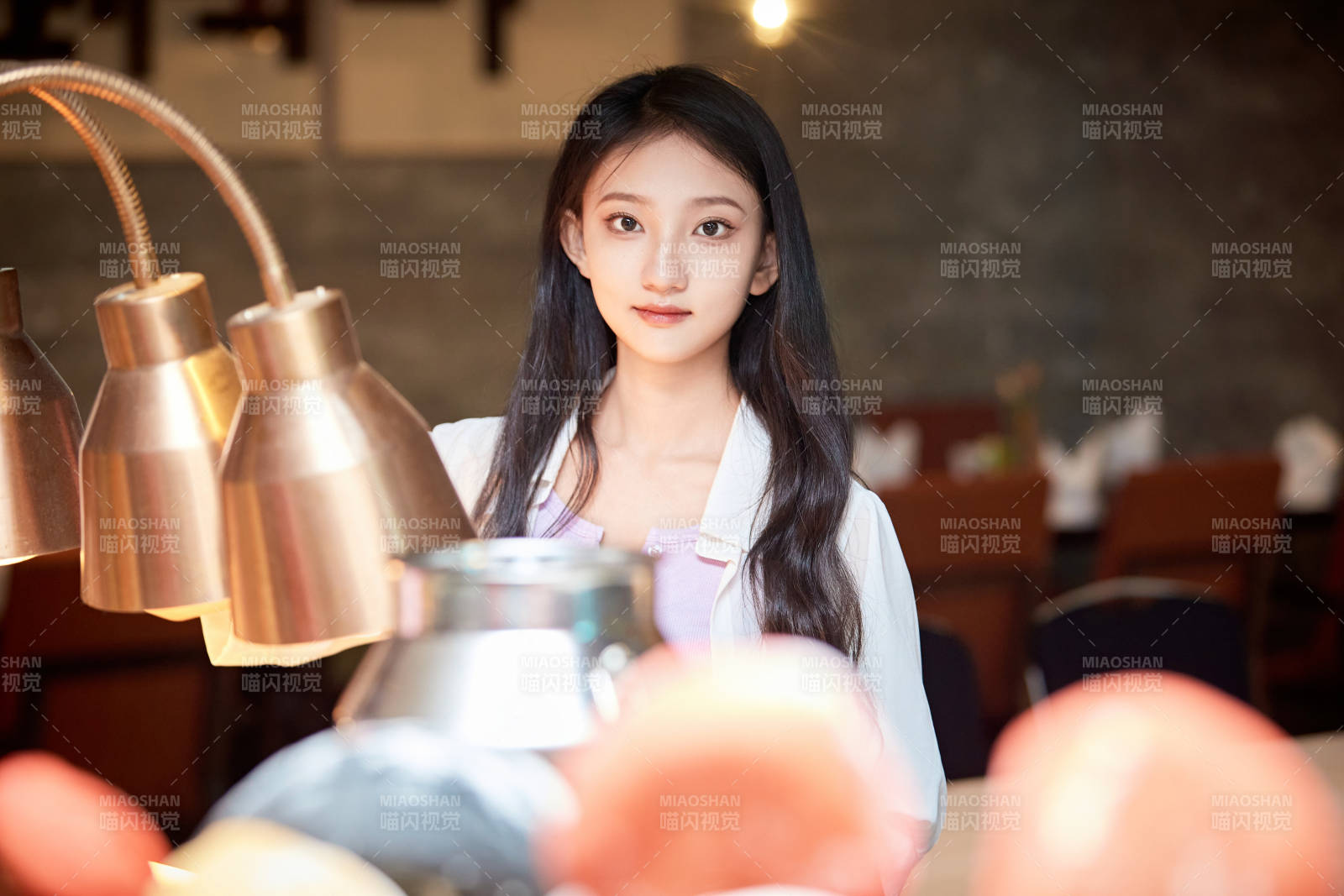 在星级酒店自助餐厅用餐的可爱中国少女