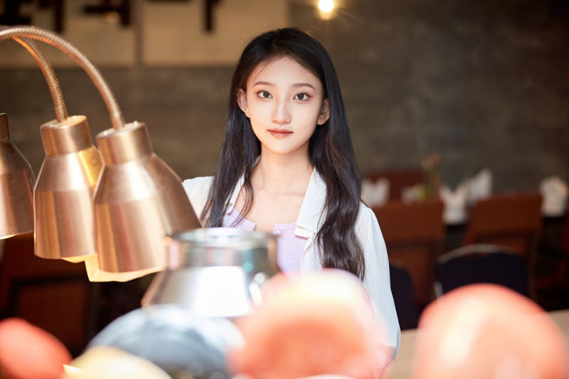 在星级酒店自助餐厅用餐的可爱中国少女