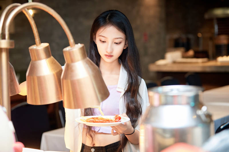 在星级酒店自助餐厅用餐的可爱中国少女