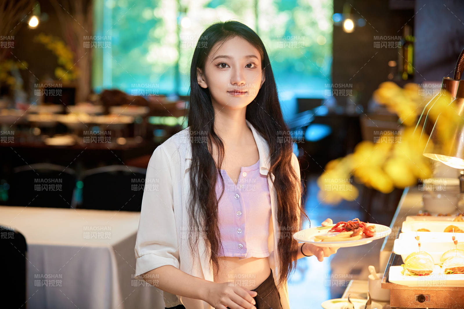 在星级酒店自助餐厅用餐的可爱中国少女