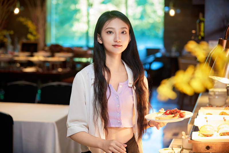 在星级酒店自助餐厅用餐的可爱中国少女