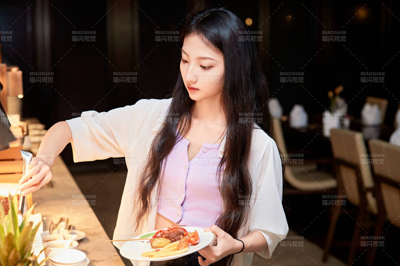 在星级酒店自助餐厅用餐的可爱中国少女