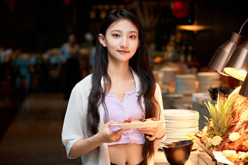 在星级酒店自助餐厅用餐的可爱中国少女