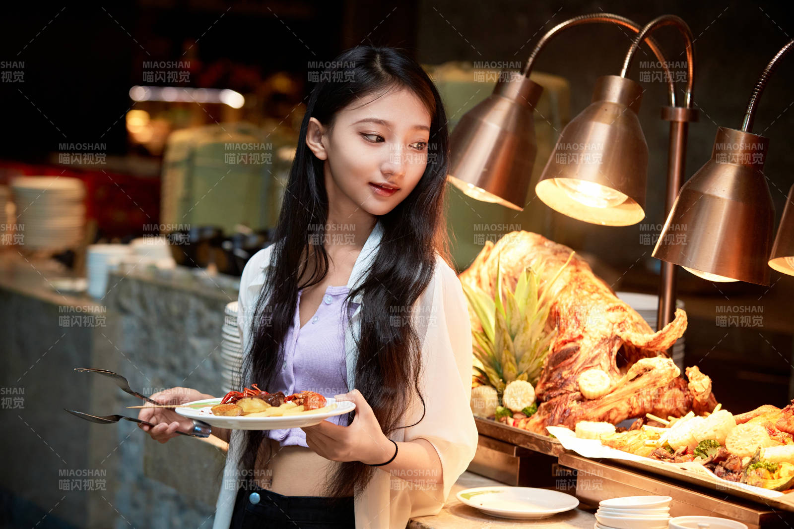 在星级酒店自助餐厅用餐的可爱中国少女