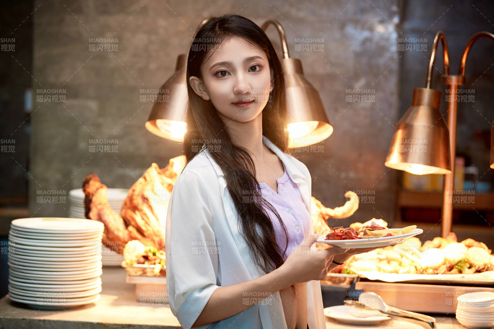 在星級酒店自助餐廳用餐的可愛中國少女