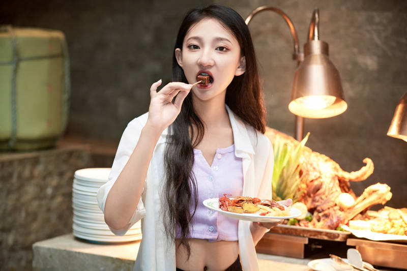 在星级酒店自助餐厅用餐的可爱中国少女