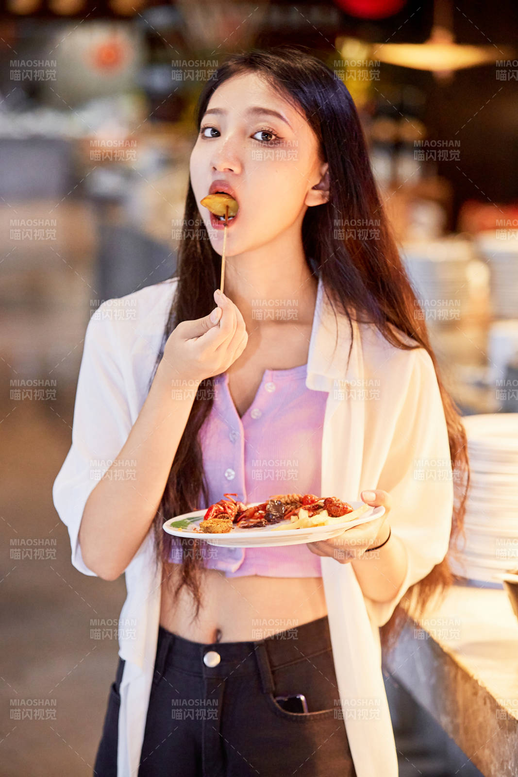 在星級(jí)酒店自助餐廳用餐的可愛中國少女