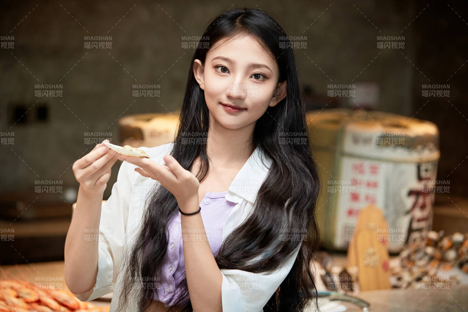 在星級酒店自助餐廳用餐的可愛中國少女