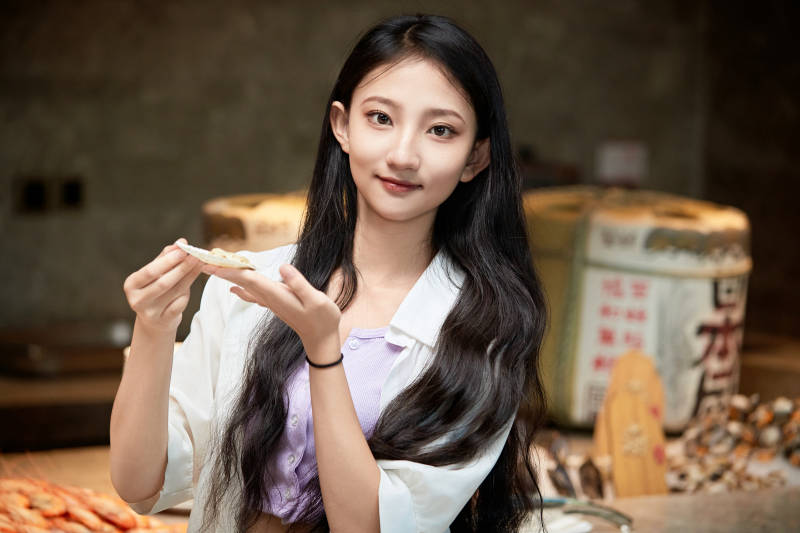 在星级酒店自助餐厅用餐的可爱中国少女