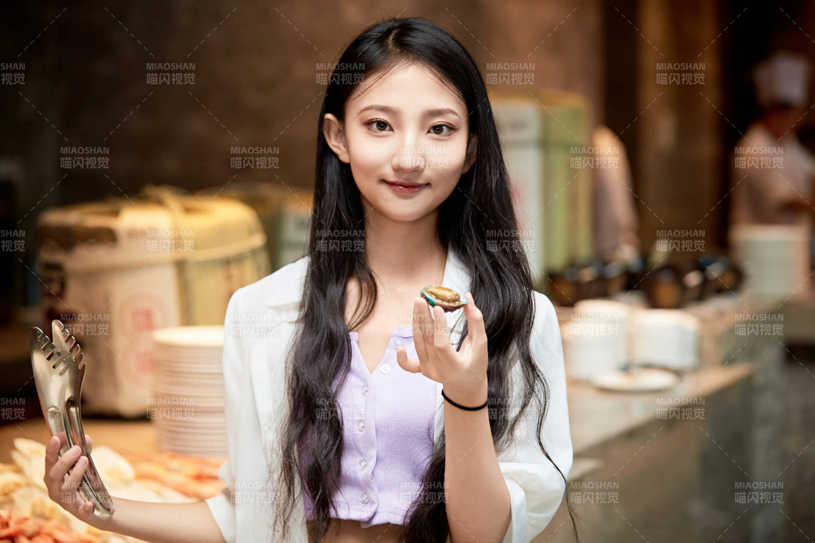 在星級酒店自助餐廳用餐的可愛中國少女