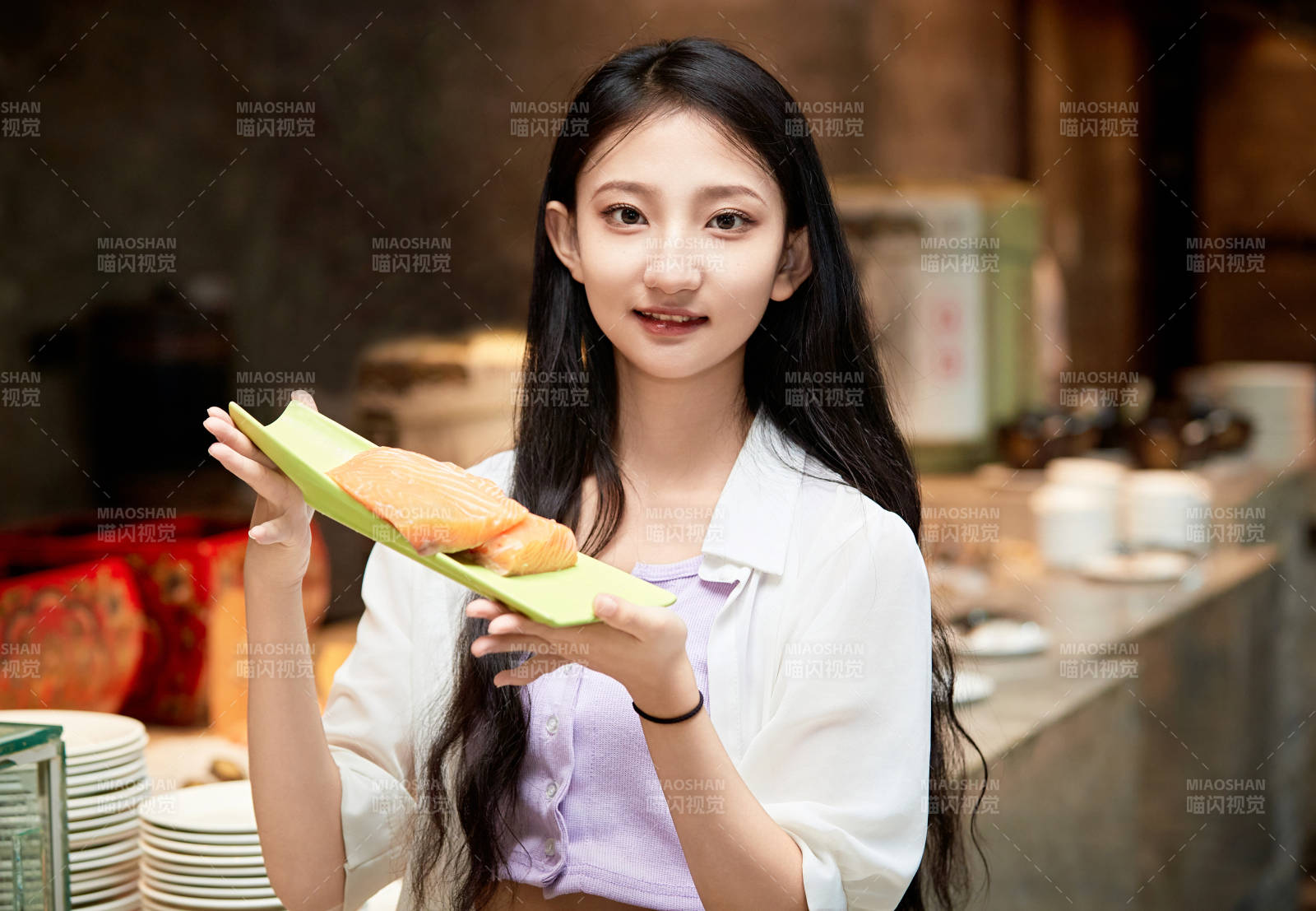 在星級酒店自助餐廳用餐的可愛中國少女