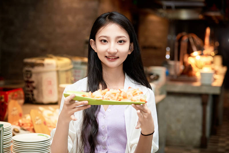 在星级酒店自助餐厅用餐的可爱中国少女
