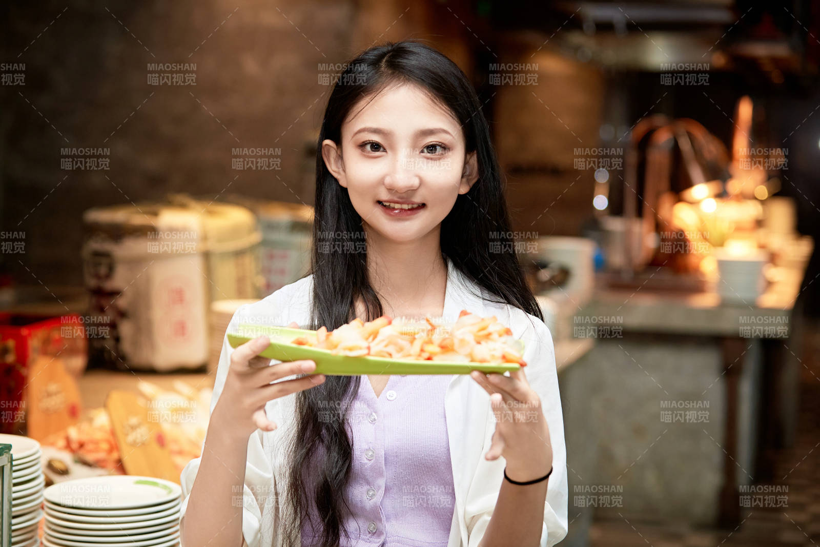 在星级酒店自助餐厅用餐的可爱中国少女