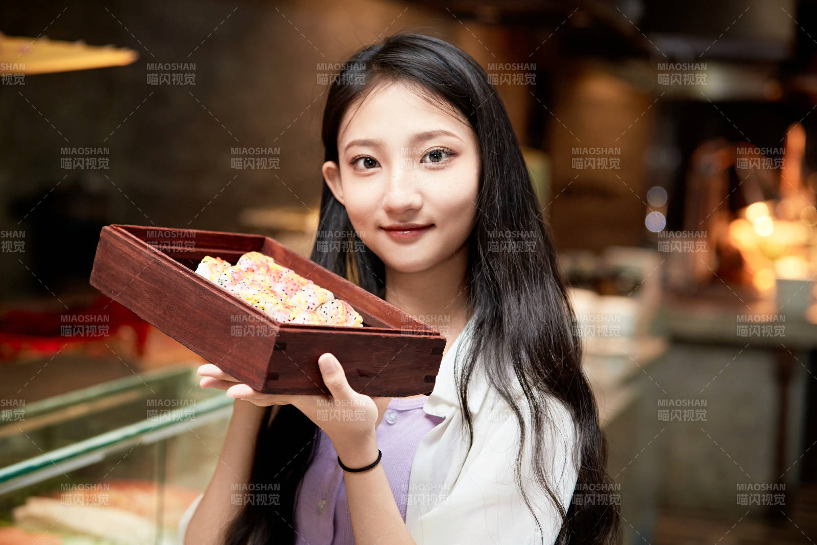 在星級酒店自助餐廳用餐的可愛中國少女