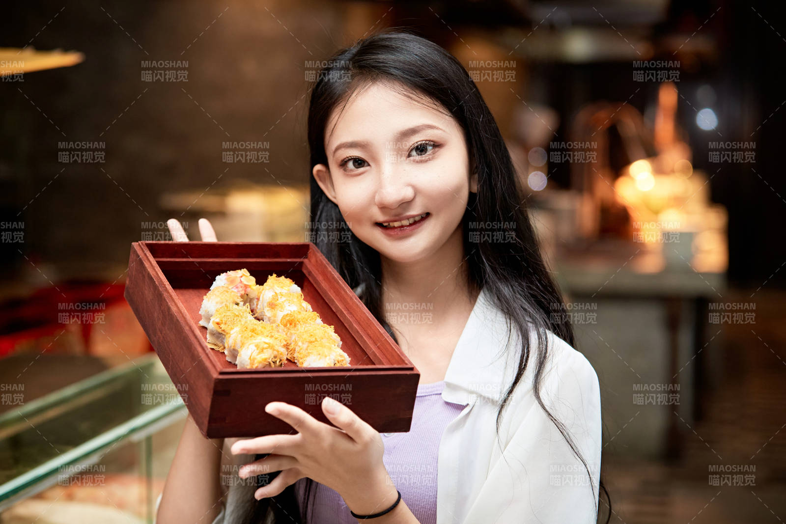 在星級酒店自助餐廳用餐的可愛中國少女