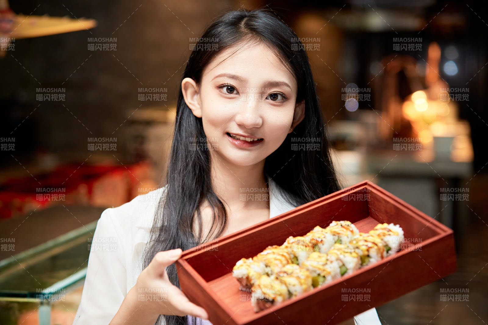 在星級(jí)酒店自助餐廳用餐的可愛中國少女