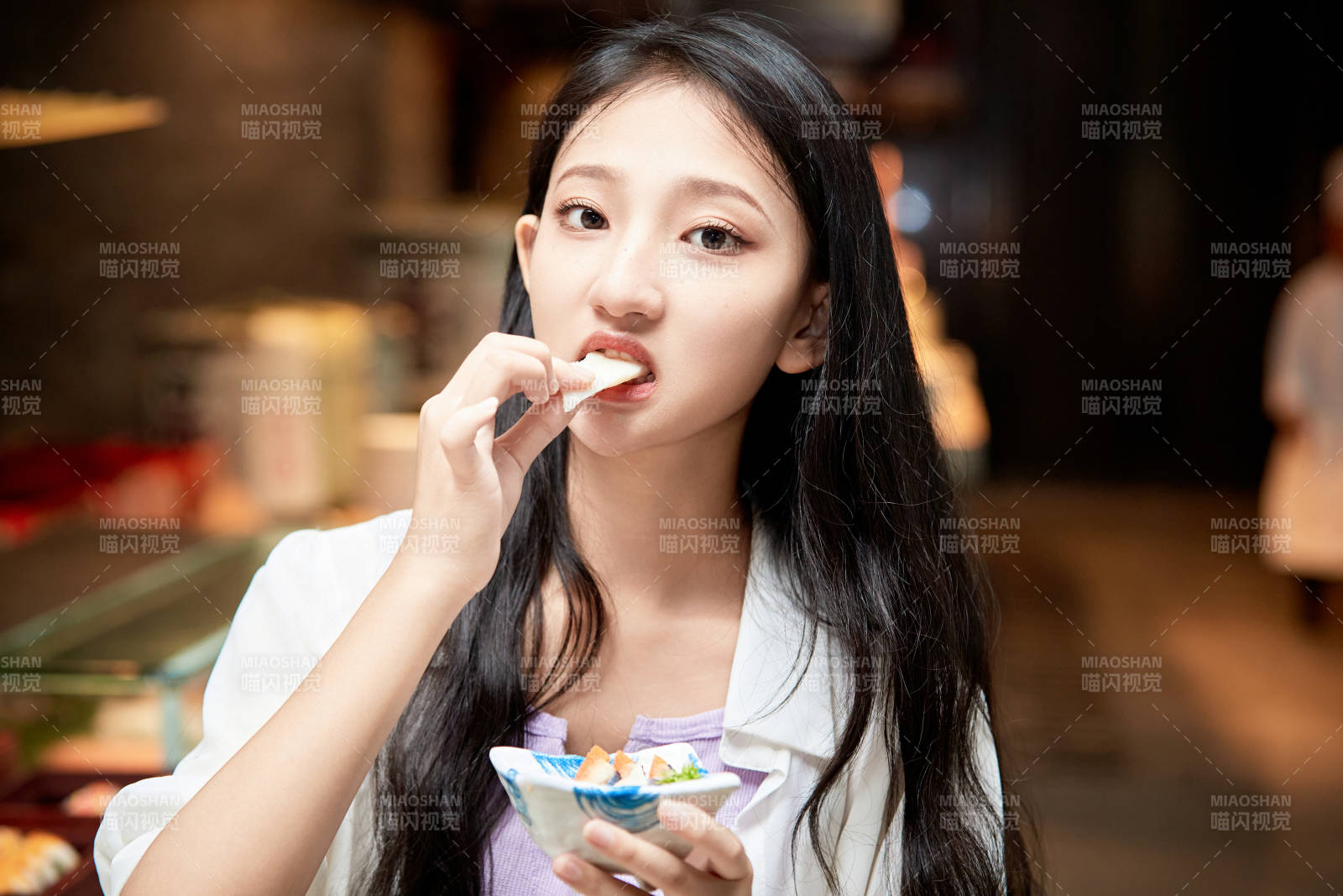 在星級酒店自助餐廳用餐的可愛中國少女