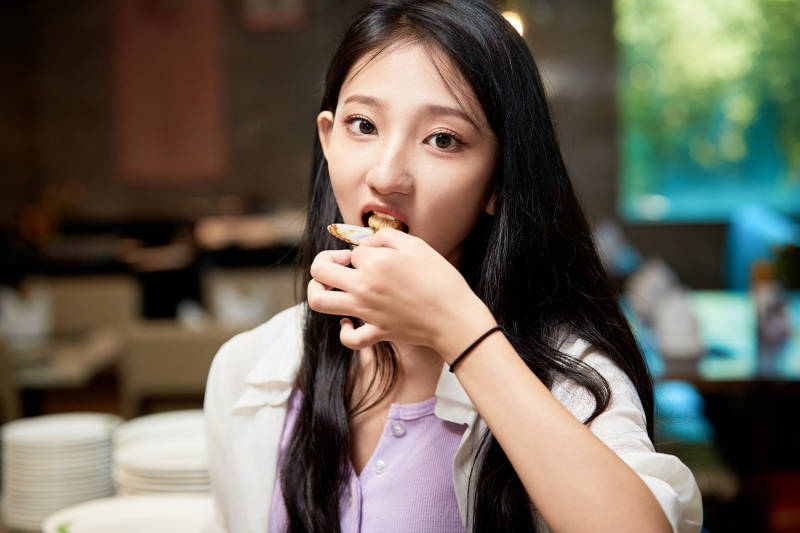 在星级酒店自助餐厅用餐的可爱中国少女