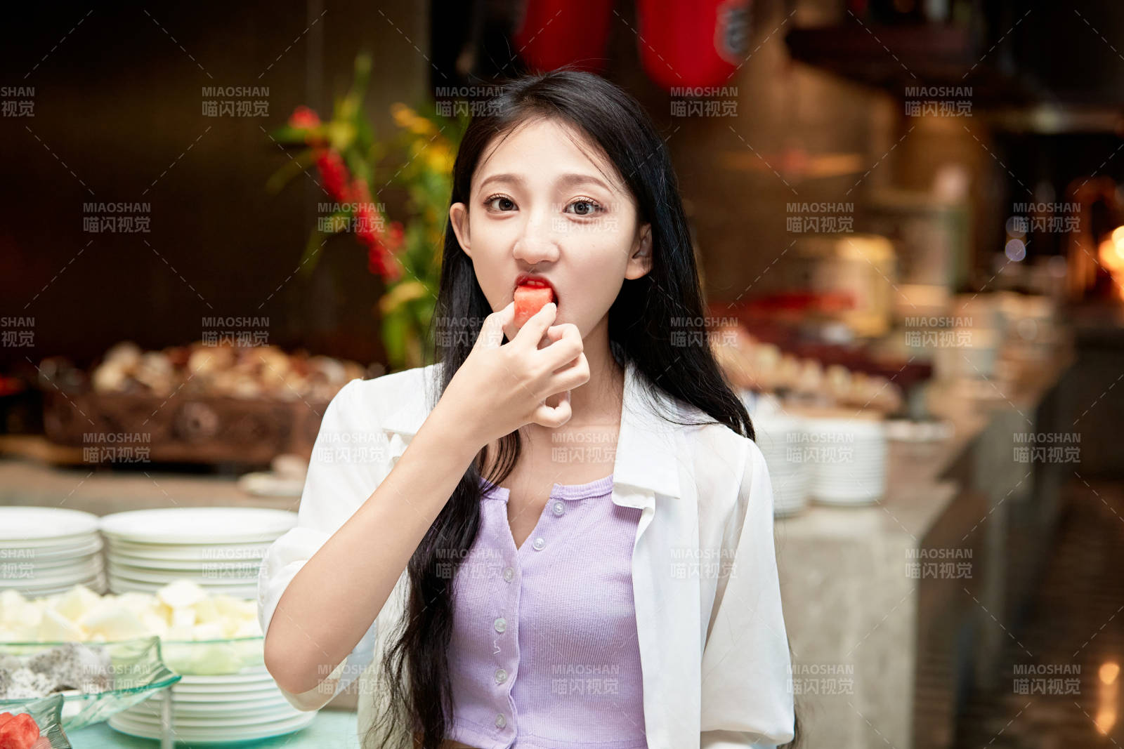 在星級酒店自助餐廳用餐的可愛中國少女