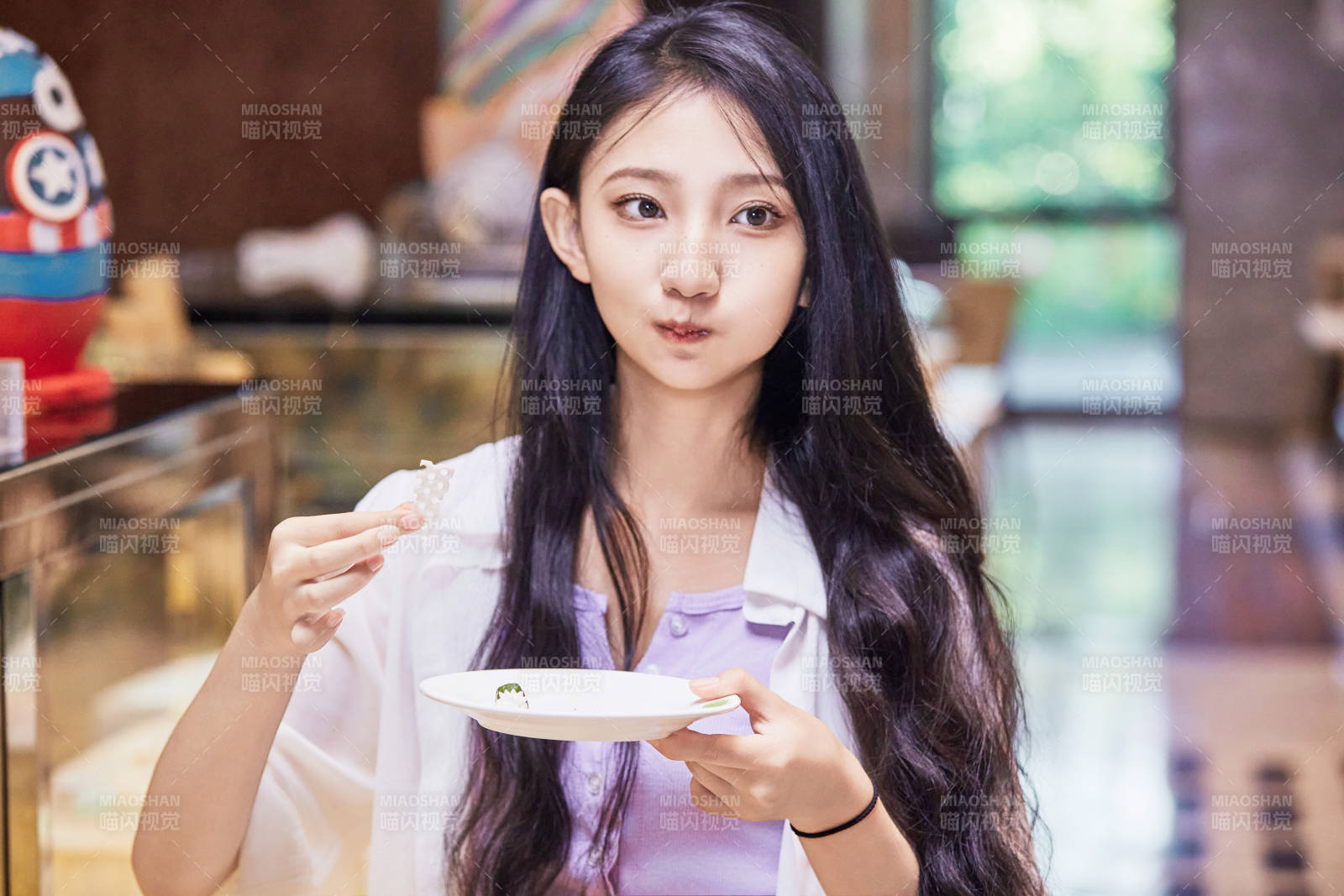 在星级酒店自助餐厅用餐的可爱中国少女