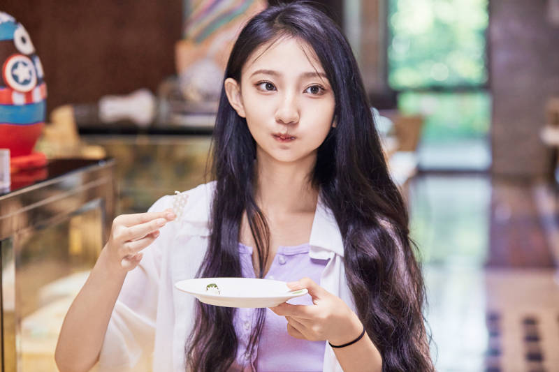 在星级酒店自助餐厅用餐的可爱中国少女